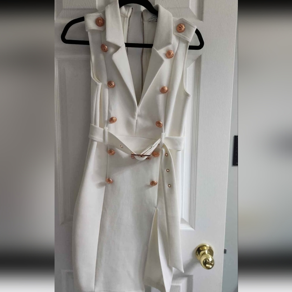 Elegant White Sleeveless Dress